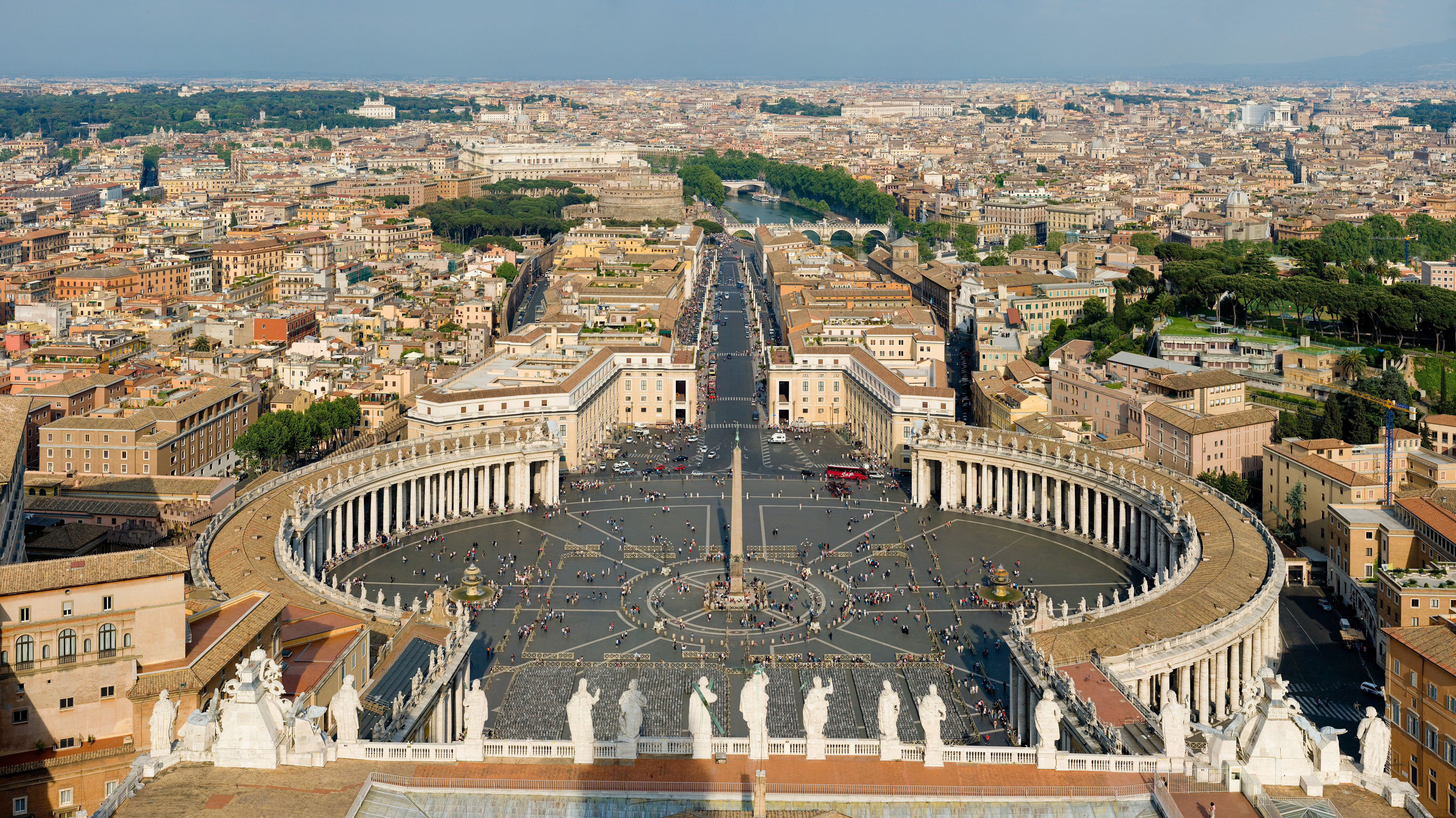 St_Peters_Square,_Vatican_City_-_April_2